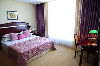 Отель Парк Отель Бишкек Бишкек Просторные апартаменты с 2 спальнями-1