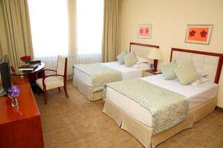 Отель Парк Отель Бишкек Бишкек Стандартный двухместный номер с 2 отдельными кроватями-1