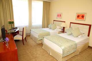 Отель Парк Отель Бишкек Бишкек Стандартный двухместный номер с 2 отдельными кроватями-2